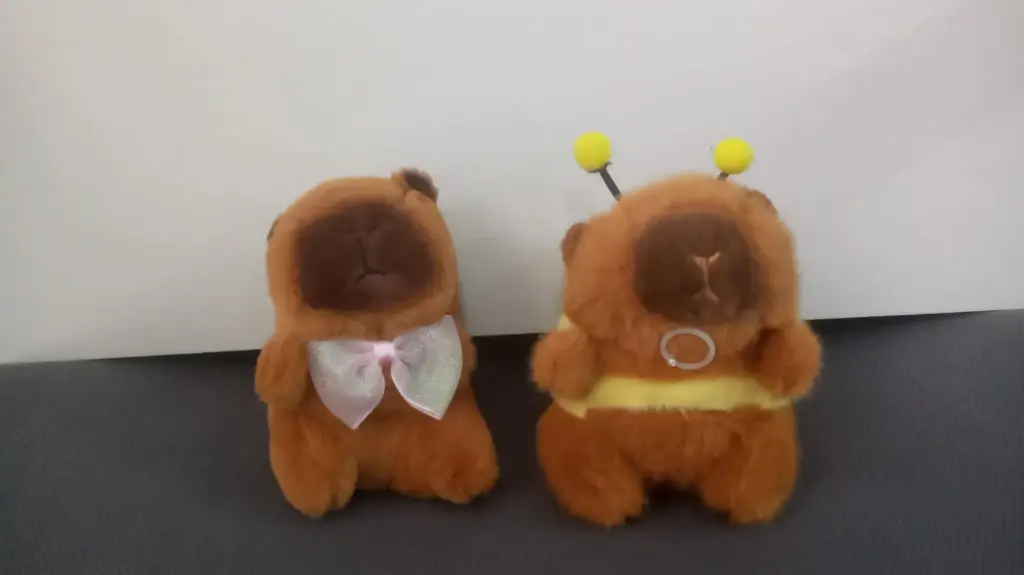 LLAVERO PELUCHE CAPIBARA CORBATA Y ABEJA