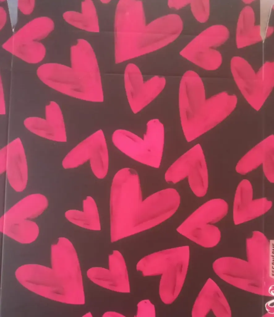 CAJA REGALO CRISTAL CORAZONES BASE ROJA Y NEGRO