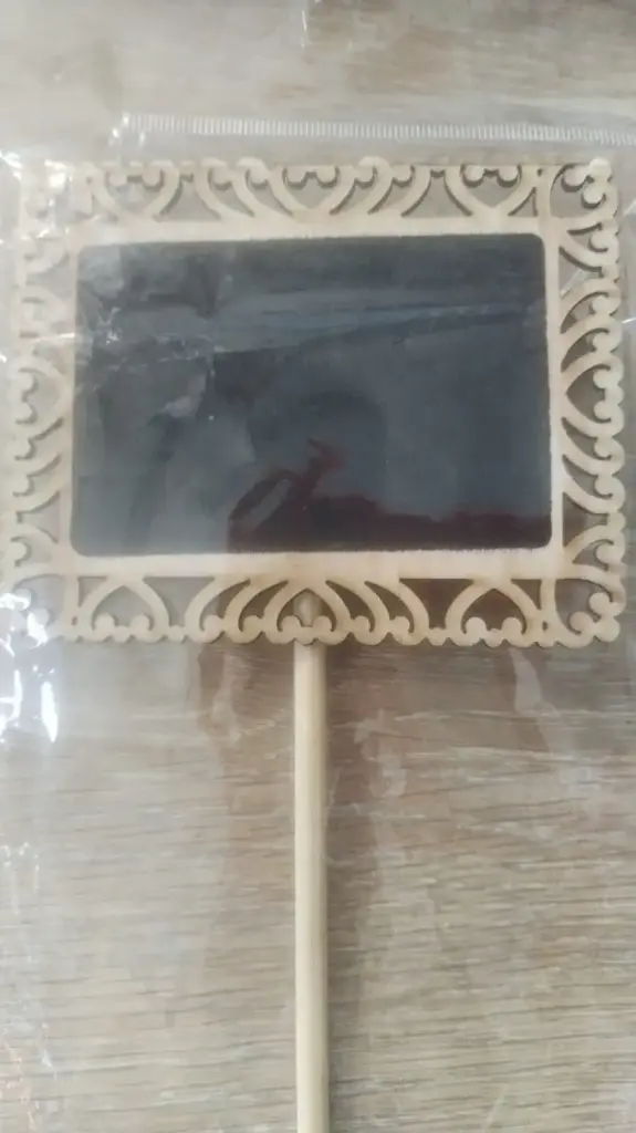 PIZARRA FIGURA CON BASE MADERA