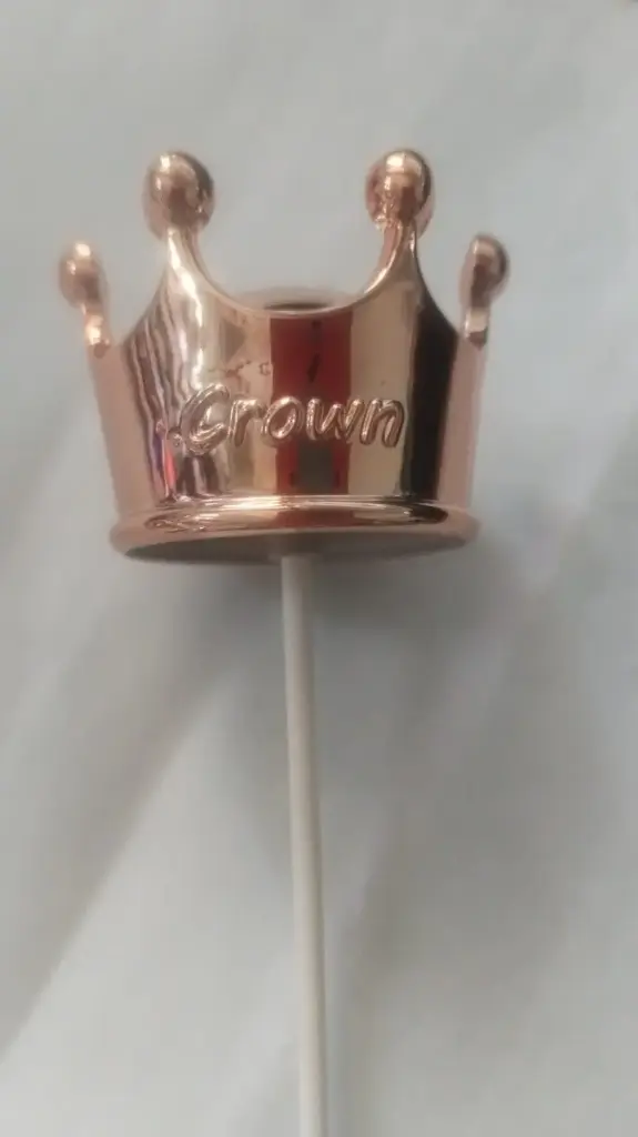 PIN FIGURA CORONA ACRILICO 