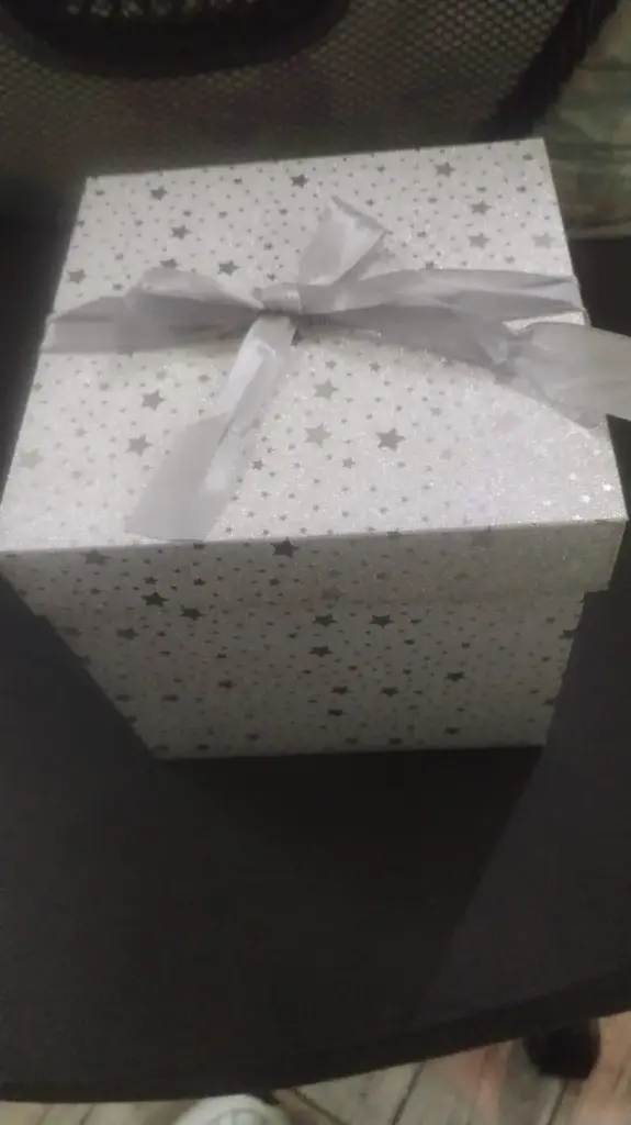 CAJA REGALO ESTAMPADO METALIZADO CUBO CIERRE CINTA