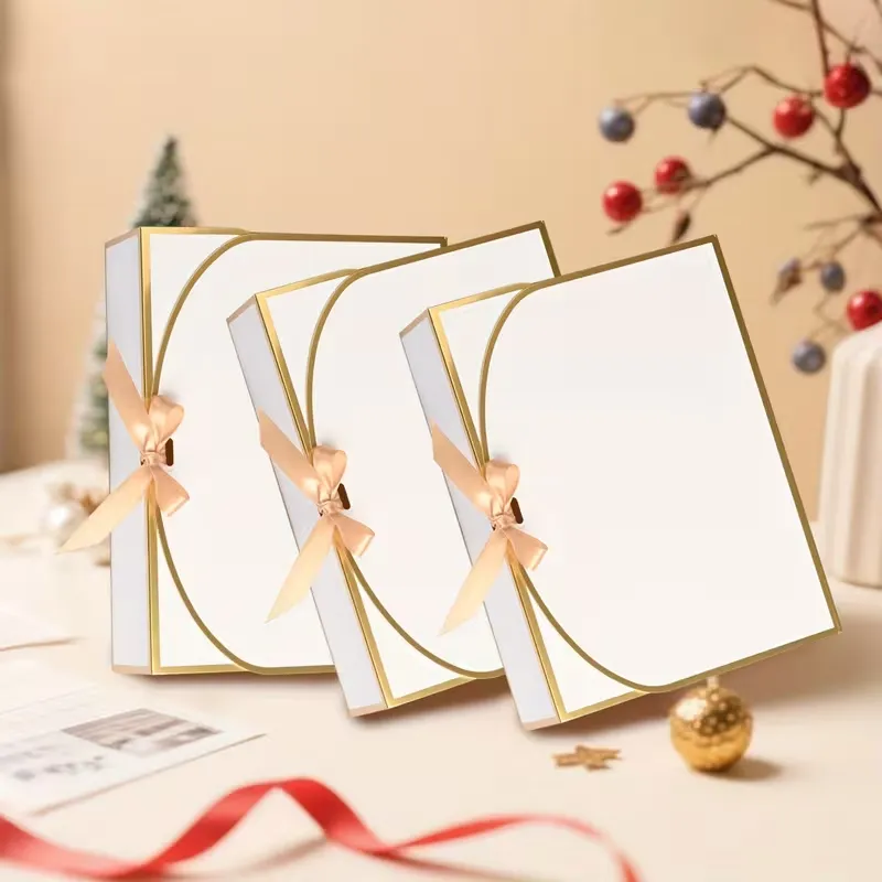 CAJA CON CINTA DORADA