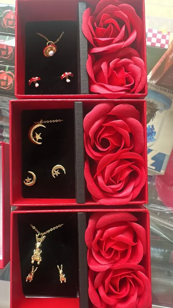 KIT EN CAJA DE ROSA COLLAR Y ARETE RODIO