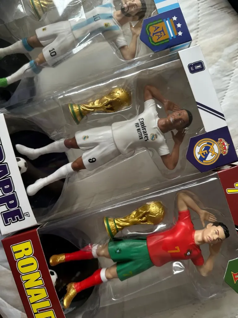 FIGURA COLECCIONABLE CON BASE / FUTBOL - JOCKER (MBAPE)