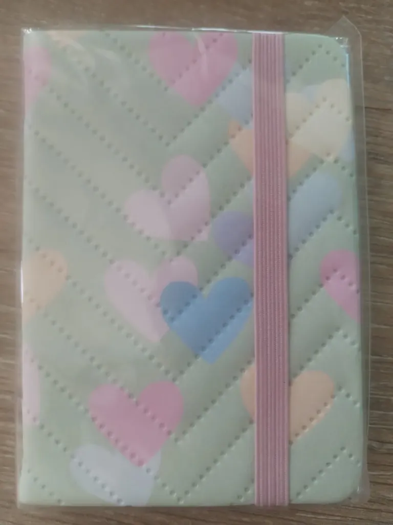 MINI AGENDA ESTAMPADA MICRO-PERFORADA RESORTE 7X10 CM