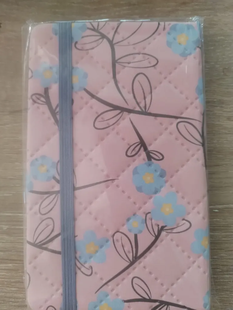 PEQUEÑA AGENDA ESTAMPADA MICRO-PERFORADA RESORTE 14x8.5 CM